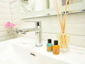 Economy Room | Bathroom | Shower, hair dryer, towels, soap - MirAda Blue Otel Bozcaada (Bozcaada)