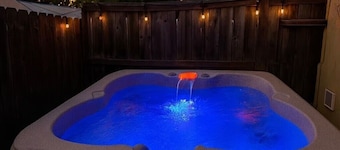 Hot tub lake wine Cottage State Park 4 mins away