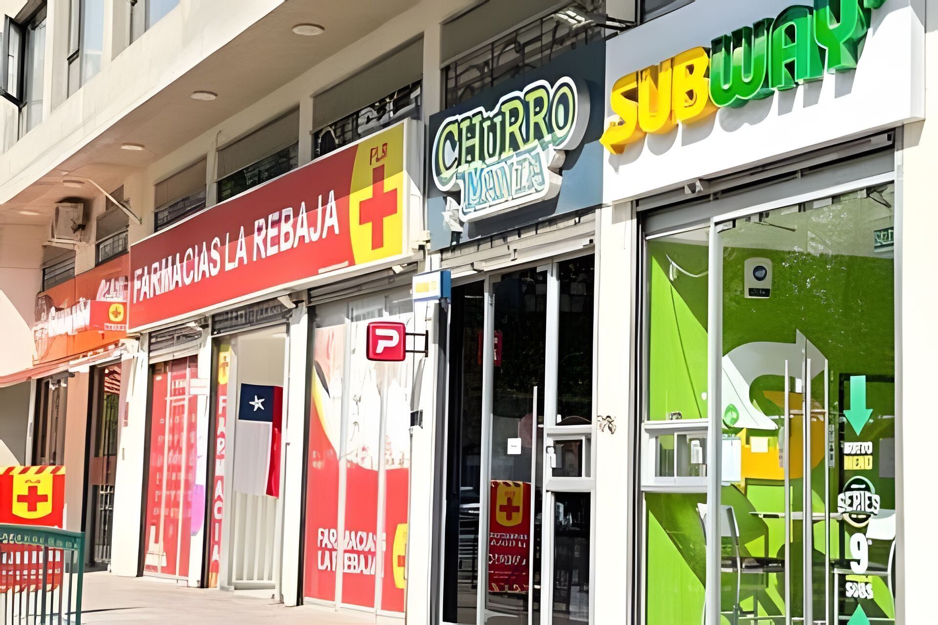 Une rangée de boutiques, dont une pharmacie, un magasin de churros et un restaurant Subway.