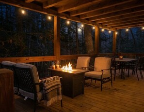 Outdoor dining - Your Modern Creekside Retreat with Resort Perks! Modern 2bdrm + Open LoftTrundle (Ellijay)