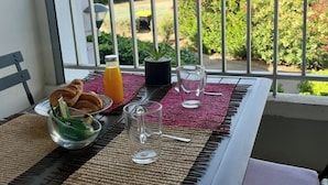 Ein Balkon mit Frühstücksangeboten und Meerblick, ausgestattet mit einem Geländer.
