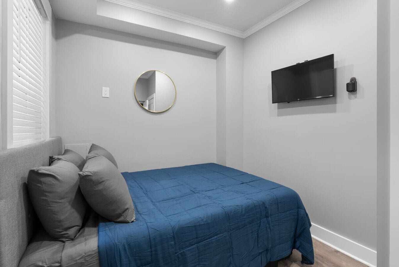 Desk, iron/ironing board, WiFi