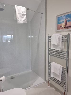 Haartrockner, Handtücher, Seife, Toilettenpapier