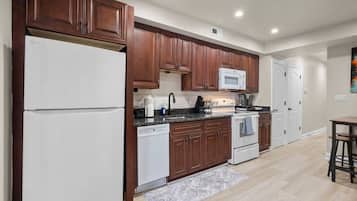 Coffee/tea maker, fridge, microwave, oven