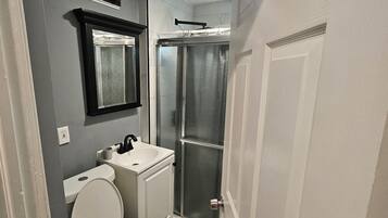 Douche, serviettes fournies, papier toilette