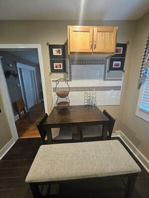 Dining - Guest B&B Close to the MgM, Basketball Hall of fame, and downtown springfield. (Springfield)