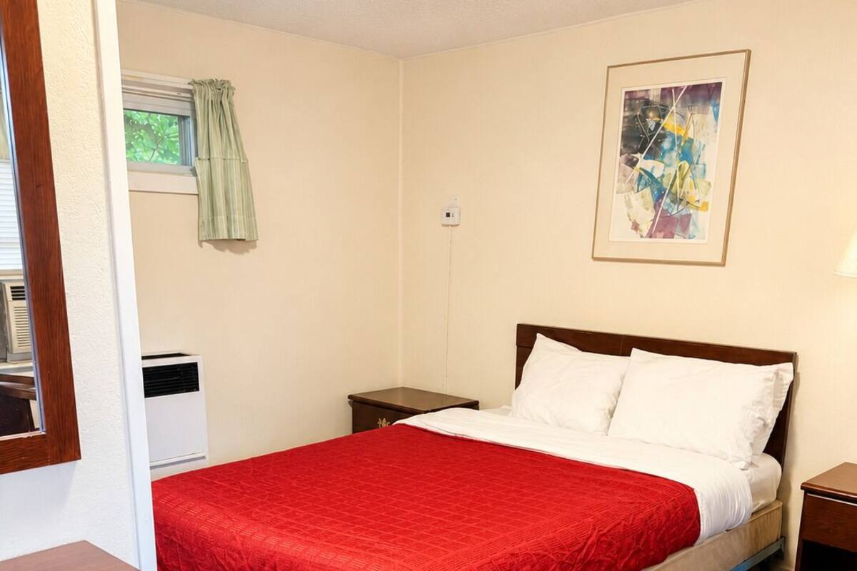 Standard Room, 1 Double Bed, Non Smoking | Desk, WiFi (free), bed sheets