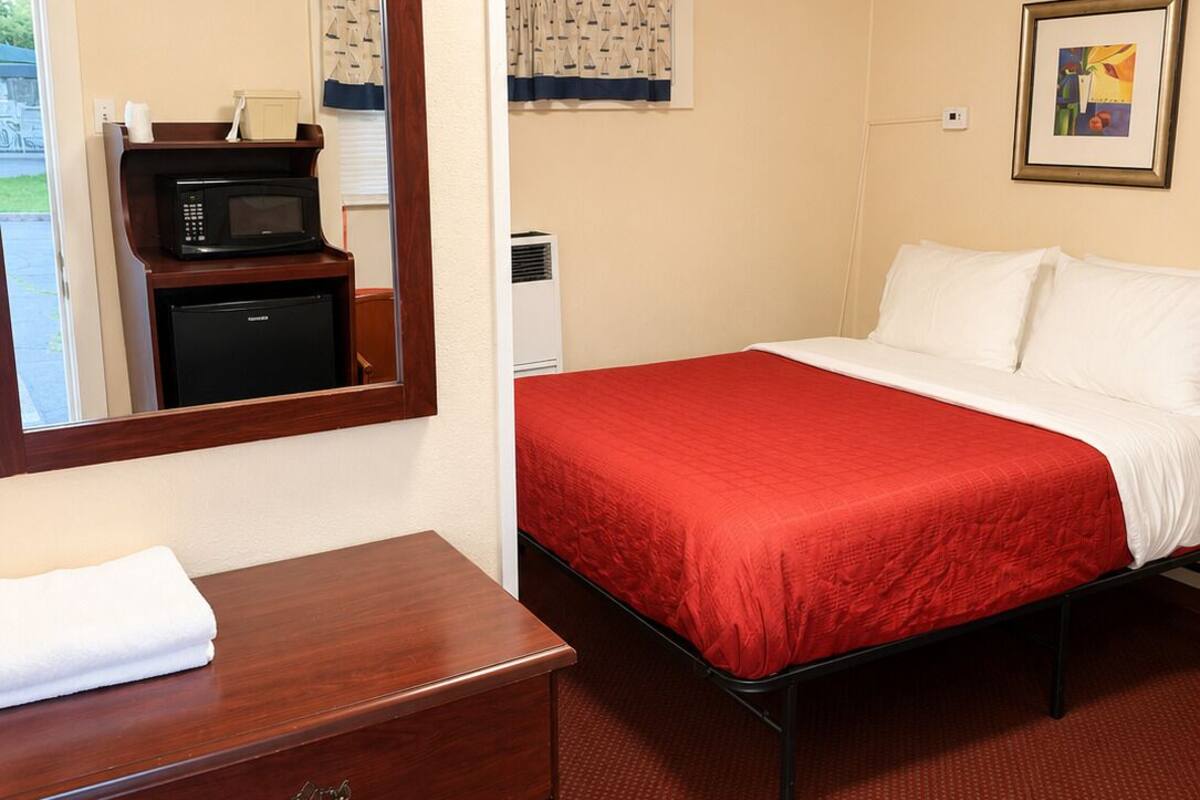 Standard Room, 1 Queen Bed, Non Smoking | Desk, WiFi (free), bed sheets
