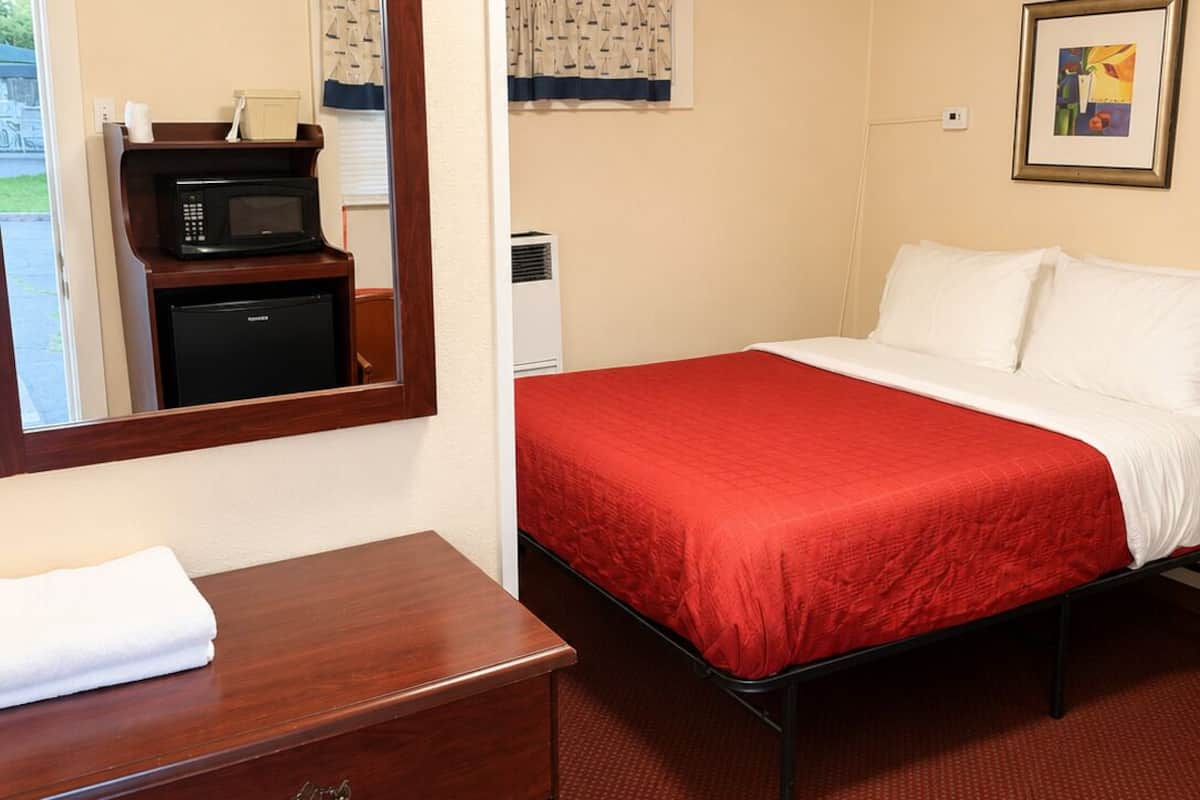 Habitación estándar, 1 cama Queen size, para no fumadores | Escritorio, wifi gratis y ropa de cama