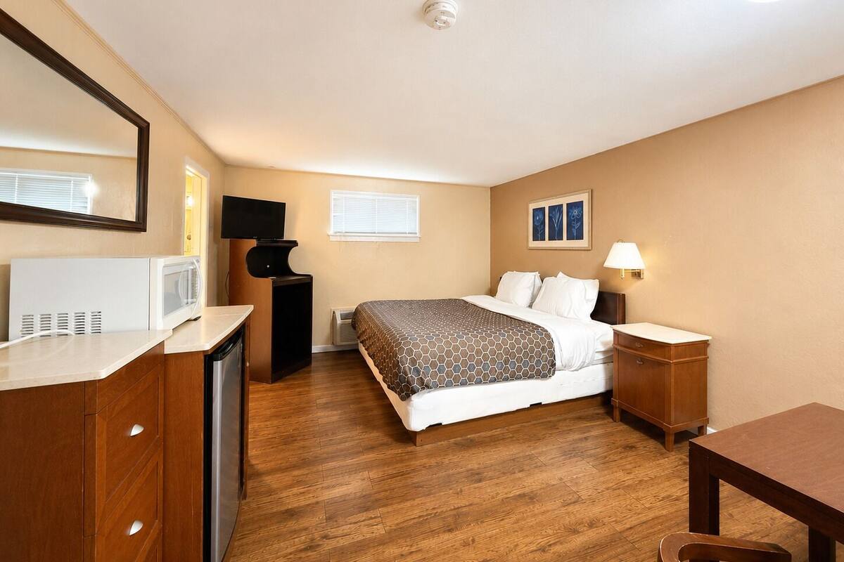 Comfort Room, 1 King Bed, Non Smoking | Desk, WiFi (free), bed sheets