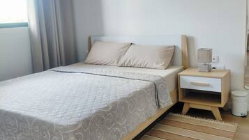 Planxa i posts de planxar, wifi i roba de llit