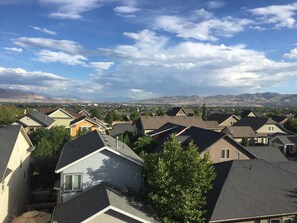 Ein Wohngebiet mit Häusern, Bäumen und Bergen im Hintergrund.