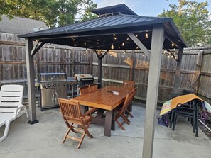 Outdoor dining - 5 Bedroom pool house perfect for large gatherings!  Privacy, pool and firepit. (Pensacola)