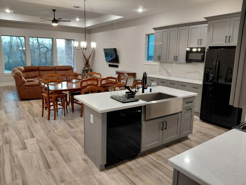 lakefront 
3-bedroom house in gorgeous Missouri City with AC and comfort