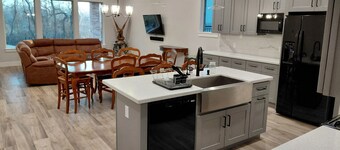 lakefront
3-bedroom house in gorgeous Missouri City with AC and comfort