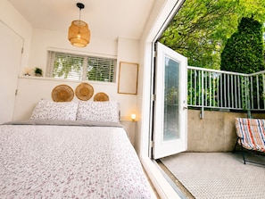 3 bedrooms, iron/ironing board, WiFi (free), bed sheets