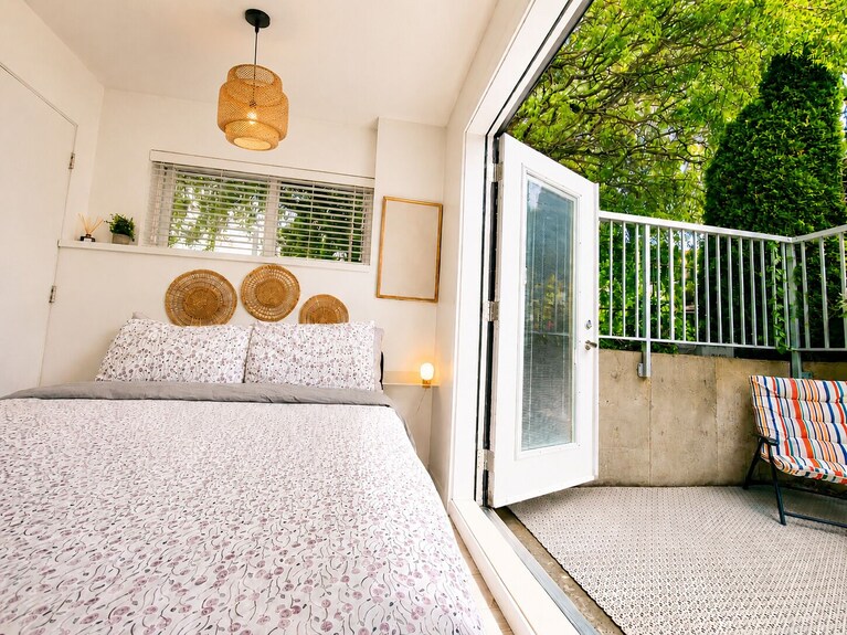 3br Private, Urban Retreat Minutes To Downtown. Peaceful & Independent. - Vancouver