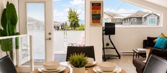 3BR private, urban retreat minutes to Downtown. Peaceful & independent.