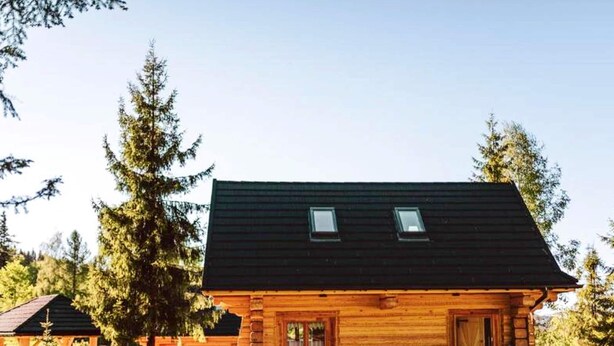 A log cabin with a dark roof, two windows, and a front door. - Cottage With Private Hot Tub in Stecowka (Istebna)