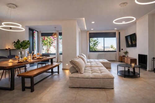 Villa Avril · 7 bedrooms, large pool, and unique terraces near Sitges
