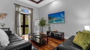Ein modernes Wohnzimmer mit Sofa, Couchtisch und einem Bild an der Wand.