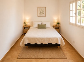 A bedroom with a bed, two bedside tables, a rug, a framed plant, and a window. - La Villa Peace & Goodness (Vidauban)