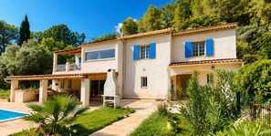 A two-story house with a pool, outdoor seating, and a garden. - La Villa Peace & Goodness (Vidauban)