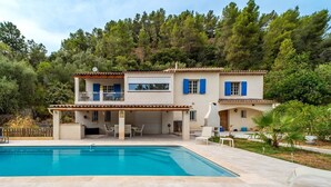 A two-story house with a swimming pool in front. - La Villa Peace & Goodness (Vidauban)