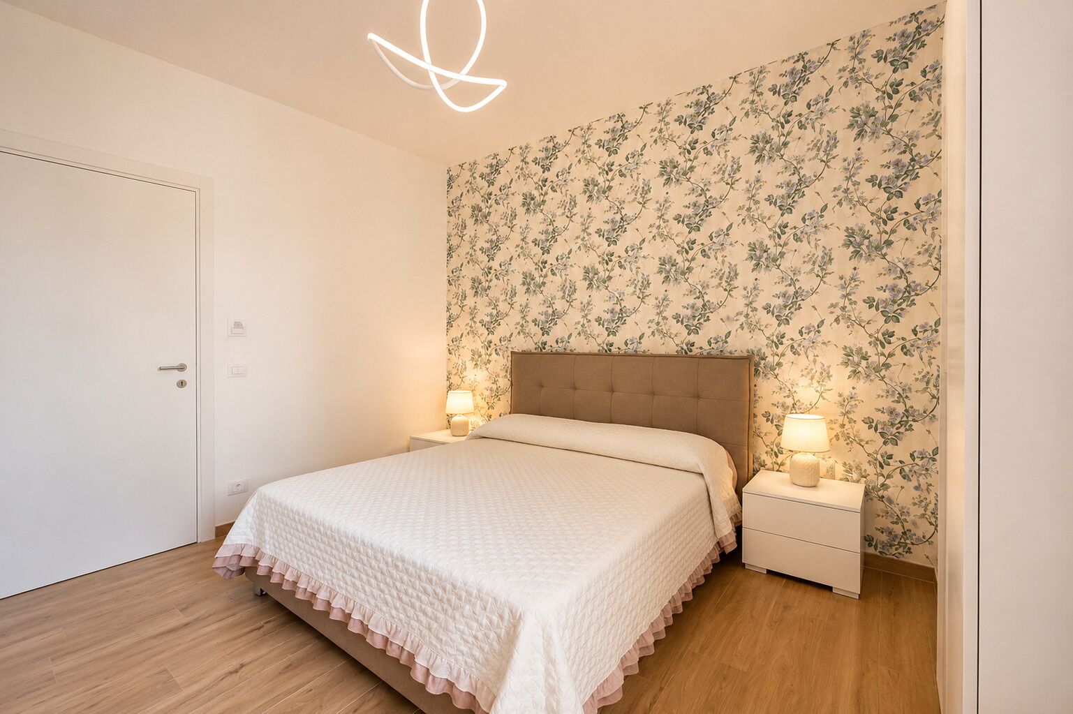 Kamar Double Comfort, pemandangan kebun | Kamar mandi | Shower, pengering rambut, handuk, dan sabun