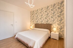 Kamar Double Comfort, pemandangan kebun | Kamar mandi | Shower, pengering rambut, handuk, dan sabun