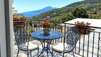 Quadrupla Deluxe, balcone, vista montagna | Una scrivania, Wi-Fi gratuito