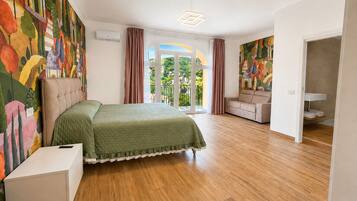 Quadrupla Deluxe, balcone, vista montagna | Una scrivania, Wi-Fi gratuito