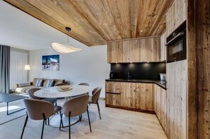 Interior - 50 meters from the ski slopes, Level -4, pool, sauna, steam room, balcony, TV, 68 m² (Peisey-Nancroix)