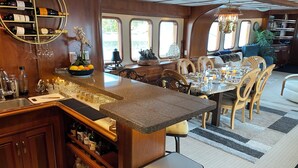 Eine geräumige Küche mit Granit-Arbeitsplatte, Holzschränken und einem Weinkühlschrank.