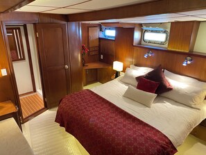 WiFi, bed sheets - Yacht in Sitka Harbor. 3 king staterooms with breakfast included. Basic package (Sitka)