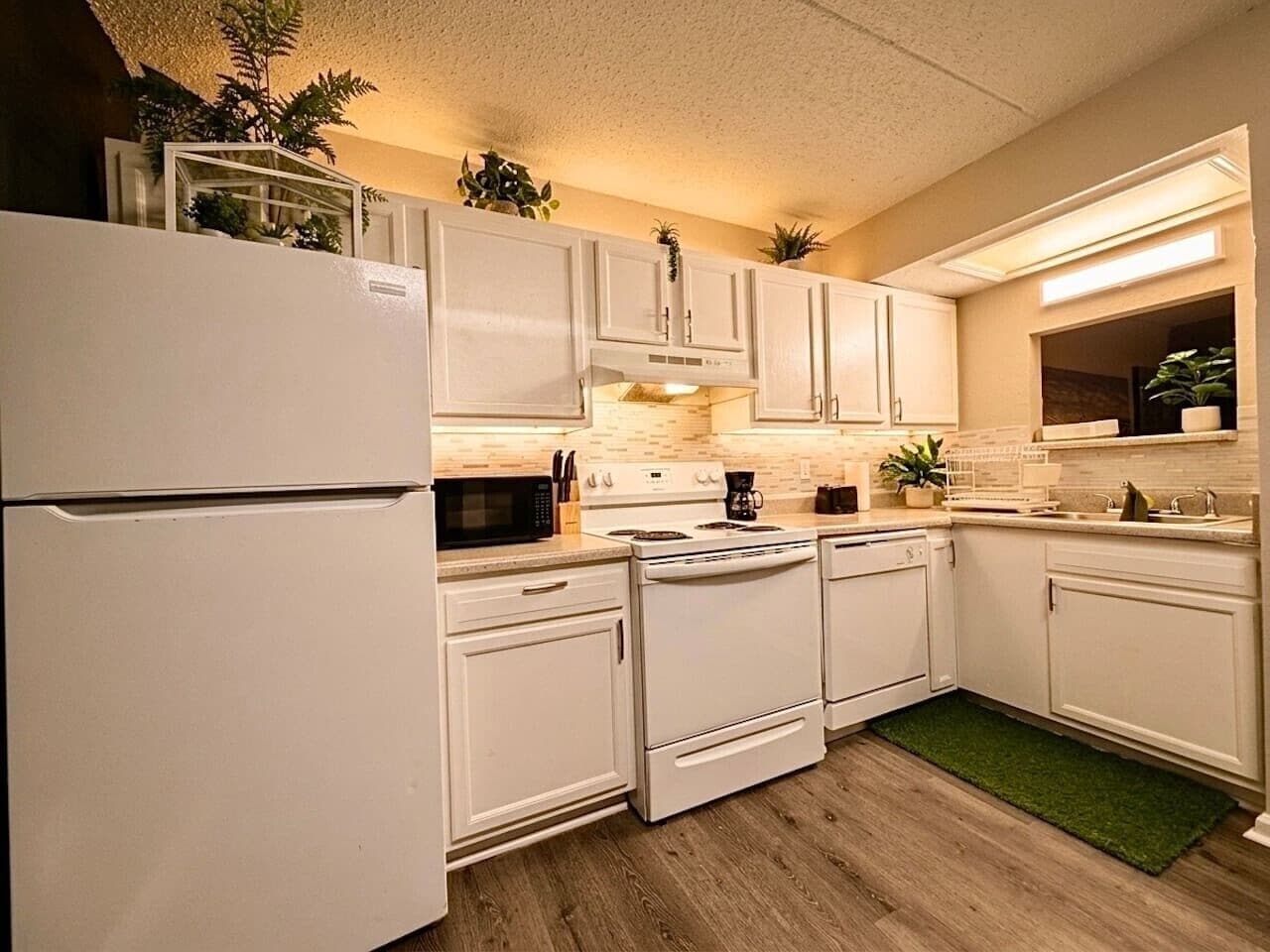 Coffee/tea maker, fridge, microwave, oven
