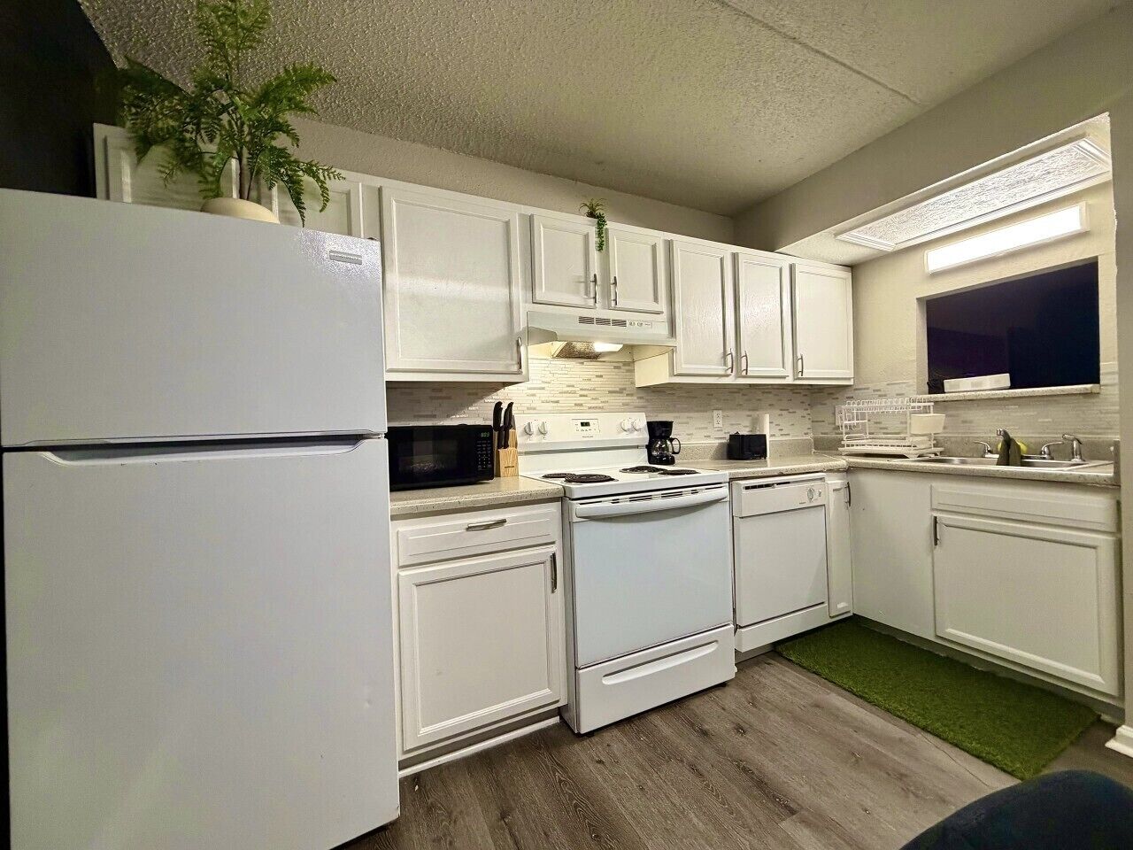 Coffee/tea maker, fridge, microwave, oven