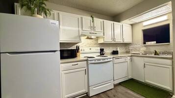 Coffee/tea maker, fridge, microwave, oven