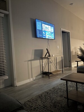 Interior - Cozy 1-bedroom apartment in North Hills Raleigh with everything you need (Raleigh)