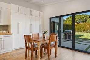 Outdoor dining - Stylish Mid-Century Modern 3 Bedroom Mesa Beach Retreat (Santa Barbara)