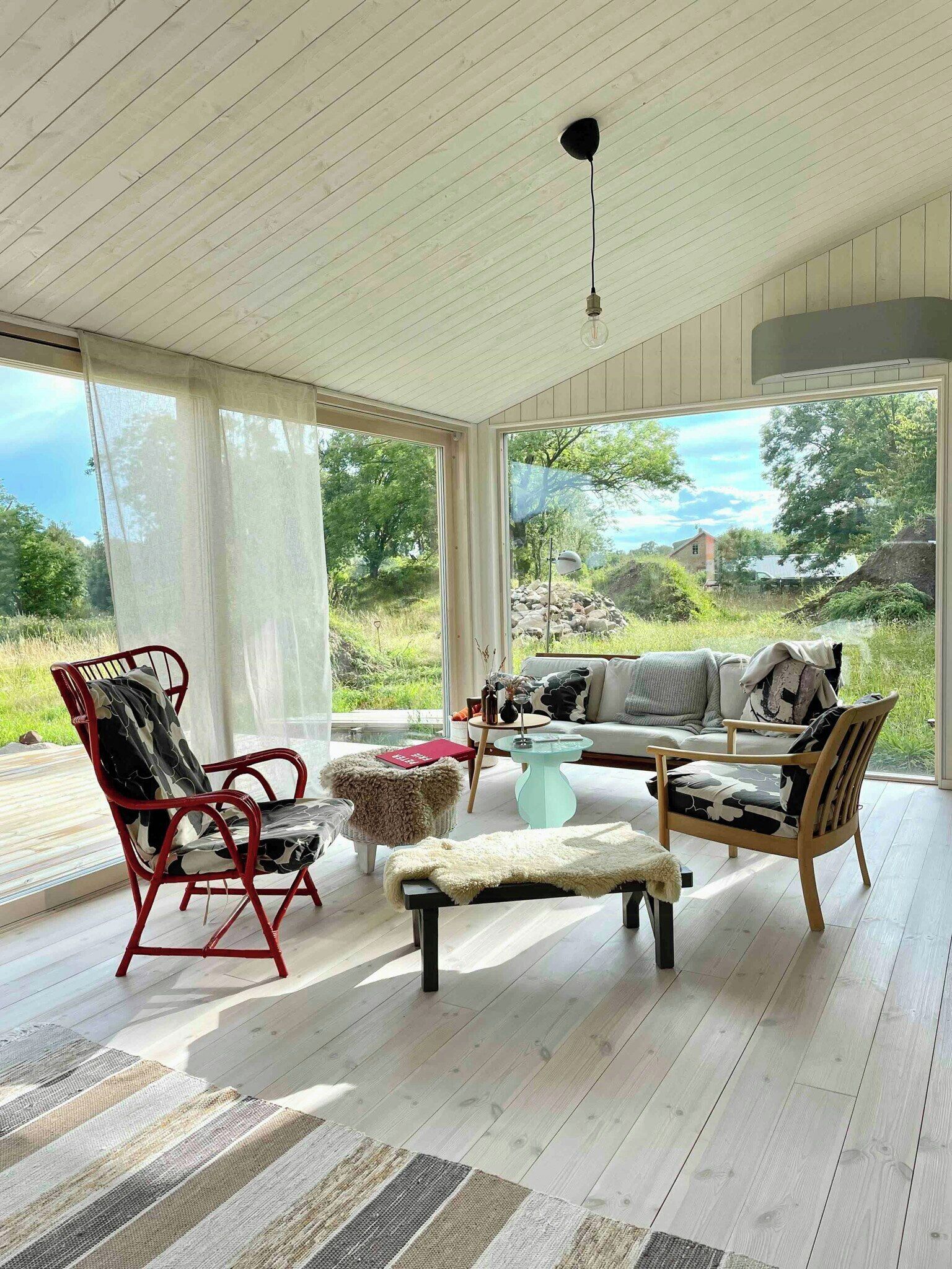 リビング エリア. Modern black timber house on the Bjäre Peninsula