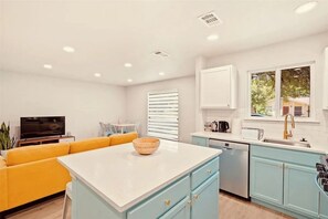 Private kitchen - Serene 4-bedroom house in vibrant Austin (Austin)