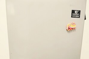 Eine schlichte Wand mit einem 10-Jahres-Garantie-Aufkleber und einer kleinen, bunten Elefantendeko.