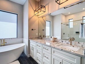 Douche, serviettes fournies, savon, papier toilette