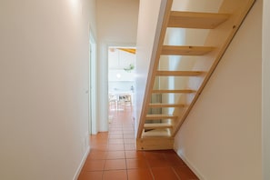 Eine Treppe mit Holzstufen, die zu einer oberen Etage führt.