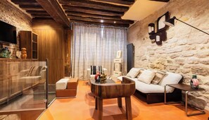 Living area - COMBINING AUTHENTIC PARISIAN CHARACTER WITH MODERN COMFORTS -MARAIS (Paris)