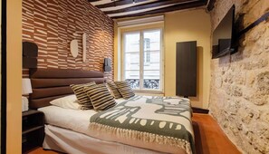 Room - COMBINING AUTHENTIC PARISIAN CHARACTER WITH MODERN COMFORTS -MARAIS (Paris)