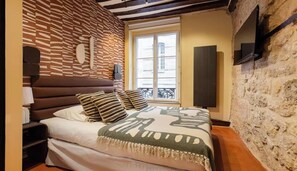 4 bedrooms, desk, iron/ironing board, free WiFi - COMBINING AUTHENTIC PARISIAN CHARACTER WITH MODERN COMFORTS -MARAIS (Paris)