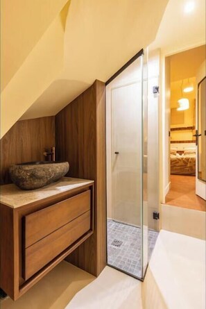 Bathroom - COMBINING AUTHENTIC PARISIAN CHARACTER WITH MODERN COMFORTS -MARAIS (Paris)