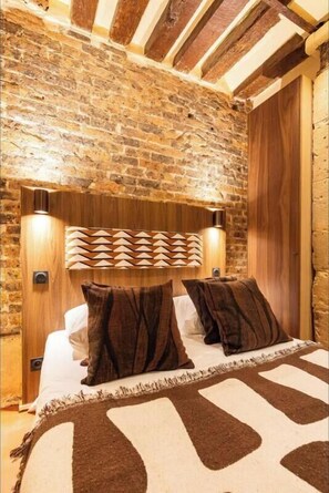 Room - COMBINING AUTHENTIC PARISIAN CHARACTER WITH MODERN COMFORTS -MARAIS (Paris)